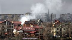 Una nube de humo provocada por un bombardeo en Donetsk, Ucrania.