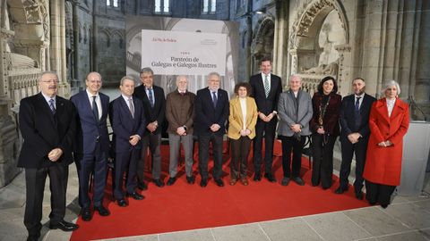Ram�n Villares, catedr�tico de Historia; Xos� Lu�s Vilela, director da Fundaci�n Santiago Rey Fern�ndez-Latorre; Luis �lvarez, exportavoz do PSdeG; Pedro Puy, exportavoz do PPdeG; Lois Blanco, presidente de La Voz de Galicia; Miguel Santalices, presidente do Parlamento de Galicia; Goretti Sanmart�n, alcaldesa de Santiago; Jos� L�pez, conselleiro de Cultura; Daniel Lorenzo, vicario da Arquidiocese de Santiago; e Elena Candia, Julio Garc�a Comesa�a e Patricia Iglesias, membros da Mesa do Parlamento
