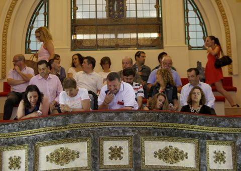 El público del último pleno, lleno de miembros de asociaciones y personas vinculadas a partidos.