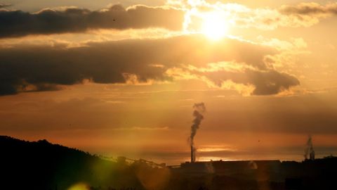Atardecer sobre el complejo de Alcoa en San Cibrao