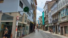 Un termmetro el exterior de una farmacia de la calle Comercio de Monforte marca 23 grados centgrados al medioda de este jueves