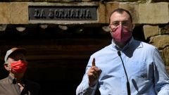 El presidente del Principado, Adri�n Barb�n (d), participa en el �rea de La Camperona (Asturias) durante el acto de homenaje a las v�ctimas de La Borna�na