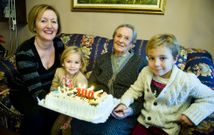 Balbina abri� ayer con con sus dos tataranietos la celebraci�n de su cumplea�os n�mero 100. 