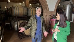 La subdelegada, con el gerente de la bodega, en la nave de crianza de los vinos en barrica