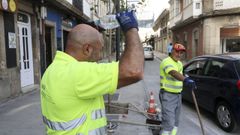 Un obrero de la construcci�n se echa agua encima para sobrellevar el calor del pasado mi�rcoles en Ferrol, con m�ximas por encima de los 32 grados.
