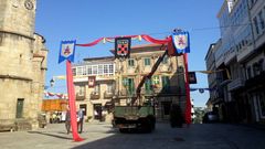 Operarios municipales colocan el atrezzo de la feria en la plaza de la Constituci�n