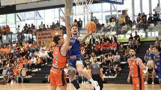 Lance del encuentro de pretemporada entre el Leyma Coru&ntilde;a y el COB