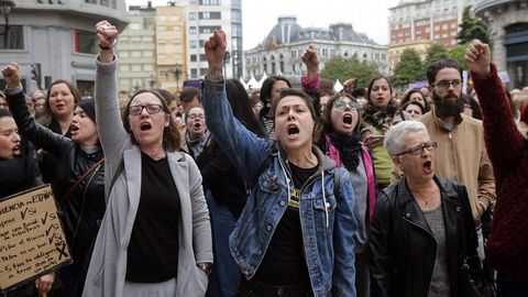 Eva Calder�n, con cazadora vaquera, corea consignas en defensa de la v�ctima agredida por la Manada en Oviedo
