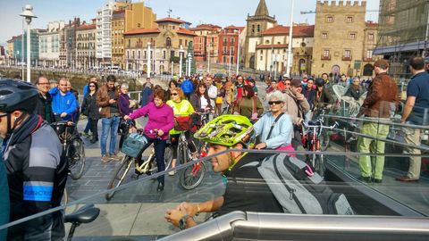 Peatones y ciclistas protestan contra la terraza de los jardines de la Reina, en Gijn