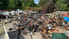 La escombrera que se incendi� se encuentra en una peque�a pista deportiva abandonada de Lara�o