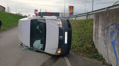 Salida de v�a con semivuelco en Ribadeo
