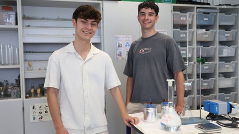 Unai Turnes y Miguel Sánchez en el laboratorio de su antiguo colegio, el SEK-Atlántico de Pontevedra