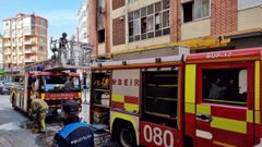 Tres camiones de bomberos acudieron a la zona del incendio para sofocar las llamas