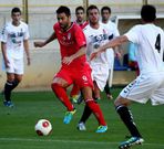 Joselu se lleva el bal�n en el partido ante el Cultural Leonesa.