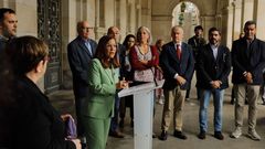 La alcaldesa, In�s Rey, y miembros de la corporaci�n en la lectura del manifiesto por el D�a de la Salud Mental celebrada en la plaza de Mar�a Pita, en A Coru�a.  