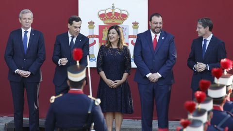 El presidente la Xunta de Galicia Alfonso Rueda, el presidente de la Junta de Andaluca Juanma Moreno,la presidenta de cantabria Mara Jos Senz de Buruaga, el presidente del Principado de Asturias Adrin Barbn y el presidente de La Rioja Gonzalo Capelln, este jueves durante el desfile del Da de la Fiesta Nacional en Madrid,