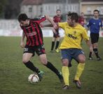 El juego en el centro del campo fue intenso. 