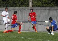 Omar y el meta Mac�a incomodan a un delantero boirense en el �rea de Vista Alegre. 