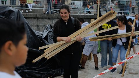 Acopio de madera en las playas de Riazor y Orzn