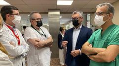 El gerente del �rea sanitaria, Felix Rubial, y varios miembros de la unidad de EII del CHUO, con el presidente de ACCU Ourense, Fernando Jim�nez, en la mesa informativa que la entidad instal� en el CHUO.