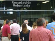 Ciudadanos haciendo cola para pagar tributos municipales. 