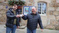 Joaqu�n Valeiras, padre e hijo, al frente de la administraci�n n�mero uno de Ribeira en una imagen de archivo