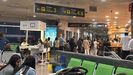 Pasajeros en la terminal de Alvedro este jueves por la ma�ana