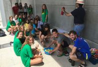 Un grupo de peregrinos de Zaragoza, comiendo ayer a las tres de la tarde junto al pabell�n de Ribadeo. 