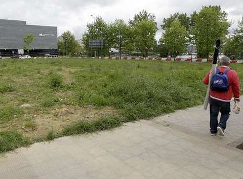La parcela est� situada justo enfrente del auditorio y se encuentra vac�a y cubierta de hierba.