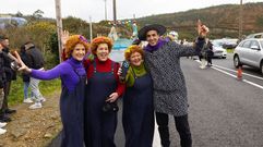 Sandra Insua, regidora de Camari�as, con Encarna Li�eiro, Bego�a Tajes y Fabi�n Canosa, todos ediles en este municipio. Primer disfraz, en A Ponte do Porto