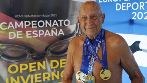 El nadador Paco Dom�nguez, de 97 a�os, con las cuatro medallas ganadas en la competici�n esta ma�ana