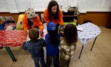 Voluntarios de una oeneg� atendiendo a menores, en un distrito pr�ximo a Lisboa.