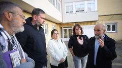 En el medio, la afectada por el desahucio en Nar&oacute;n junto a N&eacute;stor Rego y otros representantes del BNG este pasado s&aacute;bado