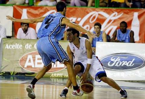 Cobos presiona a Andr�s Rodr�guez en el encuentro del viernes contra el Obradoiro.