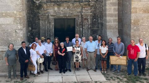 Asistentes a las Xornadas Arraianas ante la iglesia de Santa Mar&iacute;a la Real, en Entrimo.