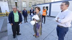 El jefe territorial de Educaci�n, C�sar P�rez, el pasado viernes, con personal de la constructora en las aulas m�viles de Montero R�os