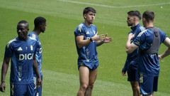 El centrocampista argentino Colombatto (c) durante el entrenamiento realizado este viernes, en la vspera del partido de la tercera jornada de Liga que el equipo disputa ante la Real Sociedad