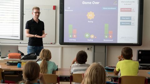 Un profesor�utilizando�una pantalla digital durante una clase