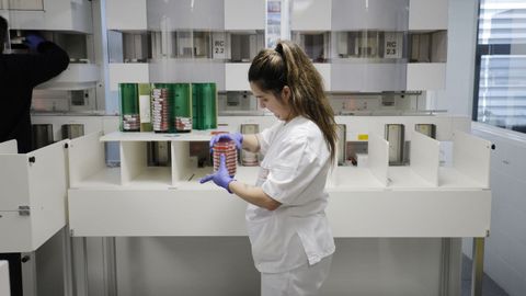 Luc�a Mareque, con las placas de muestras biol�gicas que pasan por la cadena del laboratorio automatizado de Microbiolog�a del Chuac para descartar infecciones