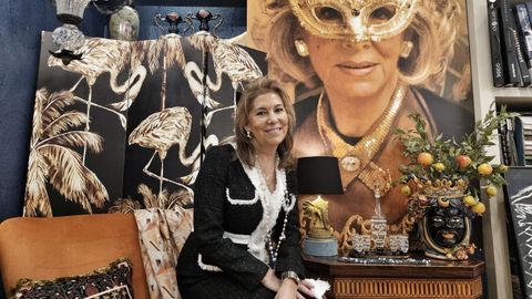 Bel�n, junto a un mural con la imagen de su madre, To�a, en Cons�, cons�