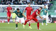 Il Demoni peleando un bal�n a Sergio Ramos en la Copa del Rey. 