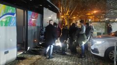 Viajeros del tren A Corua-Ferrol llegando a la explanada de la estacin de ferrocarril de la ciudad naval, ya de madrugada, en autobs.