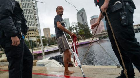 El �Teniente Dan� de Tampa, con su bote al fondo charlando con agentes de polic�a que acudieron a preocuparse por su estado