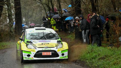 Uno de los competidores trazando el tramo de O Couto en la edici�n del rali del 2025