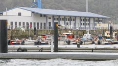 Vista del muelle de Curuxeiras con la lonja al fondo