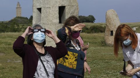 En A Coruña, varios ciudadanos disfrutaron del fenómeno en el entorno de la Torre de Hércules
