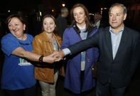 Tom� posa con las otras candidatas en la pegada de carteles de las �ltimas municipales. 