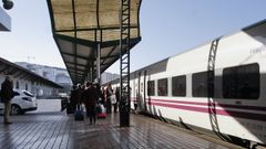 Un grupo de viajeros, a punto de tomar un tren hotel en la estaci�n de Lugo