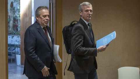 El presidente de la Xunta, Alfonso Rueda, y el conselleiro de Sanidade, Antonio G�mez Caama�o, tras una reuni�n del Consello de la Xunta.