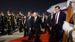 Vladimir Putin, junto al ministro de Exteriores chino, Wang Yi, a su llegada a Pek�n